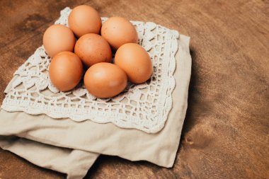 rustik peçete ahşap arka plan üzerinde kahverengi yumurta yakın çekim
