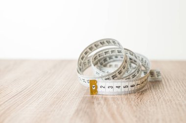 Terzi teyp arka plan üzerinde ölçüm yukarı kapatın. Alan sığ bölümü beyaz ölçme bant.