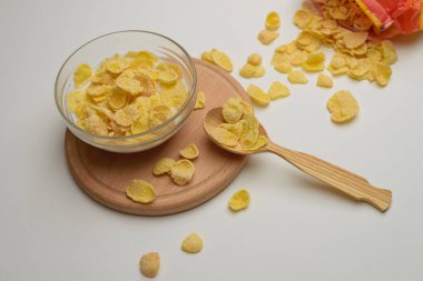 Tahıl buğday gevreği süt kase Kahvaltı