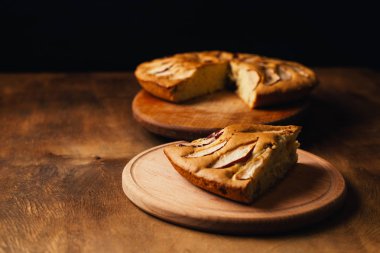 Elmalı turta tart, malzemeler - elma rustik ahşap zemin üzerine