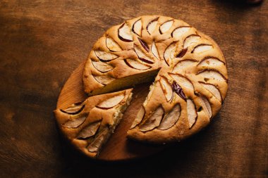 Elmalı turta tart, malzemeler - elma rustik ahşap zemin üzerine