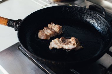 tavada kızartılmış sığır eti