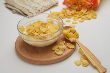 Tahıl buğday gevreği süt kase Kahvaltı