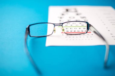 Sağlık kavramı. mavi bir tablo üzerinde gözlük.