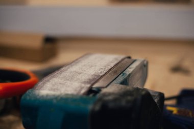 seçici odak ahşap atölyesinde elektrik kereste fabrikası