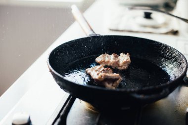 tavada kızartılmış sığır eti