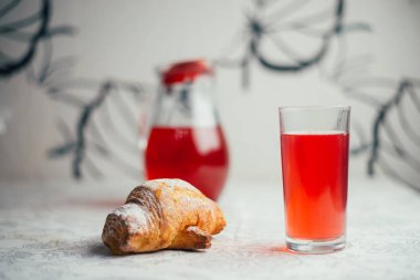 Arka planda, ev yapımı topuz yakın çekim