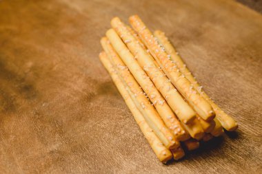 Geleneksel İtalyan yemeği, ekmek - Grissini. Koyu taştan bir masa, üst görünüm, boşluğu kopyala