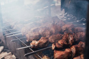 Marine şaşlık (saptırılmış et) bir ızgara ızgara