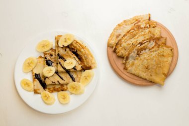 Muz ve çikolata plaka ile lezzetli gözleme