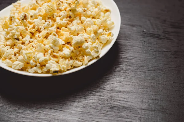 Patlamış mısır yemek ile. Ahşap masa.