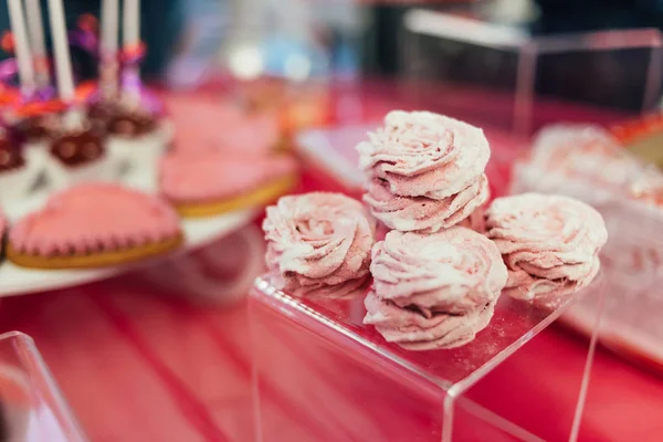 Schokoriegel Dekoriert Mit Leckerem Süßen Buffet Mit Cupcakes Und Anderen — Stockfoto