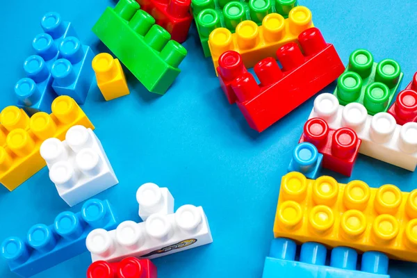 Renkli oyuncak tuğla inşaat plaka üzerinde çerçeve