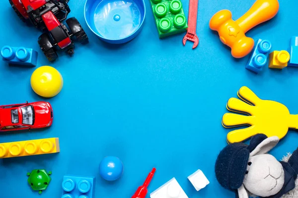 Çocuk oyuncakları ahşap arka planda. Üst Manzara. Düz yatıyordu. Metin için alanı kopyala