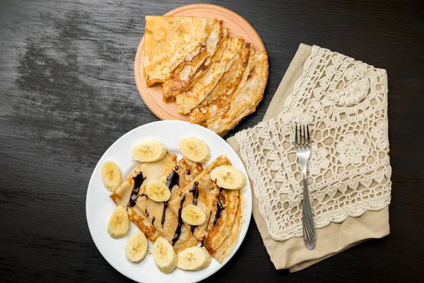 Muz ve çikolata plaka ile lezzetli gözleme