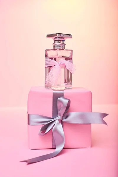 Pink Gift Box Perfume — Stock Photo, Image