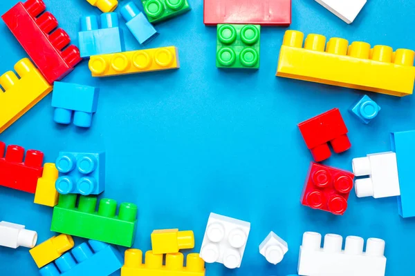 Renkli oyuncak tuğla inşaat plaka üzerinde çerçeve