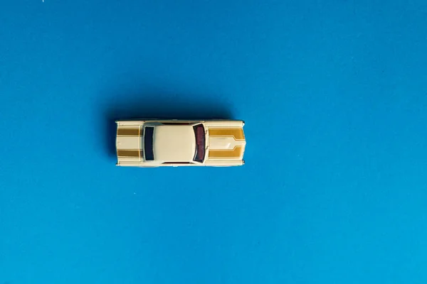 Verhoogde Weergave Van Speelgoedauto Blauwe Achtergrond Minimalistische Concept — Stockfoto