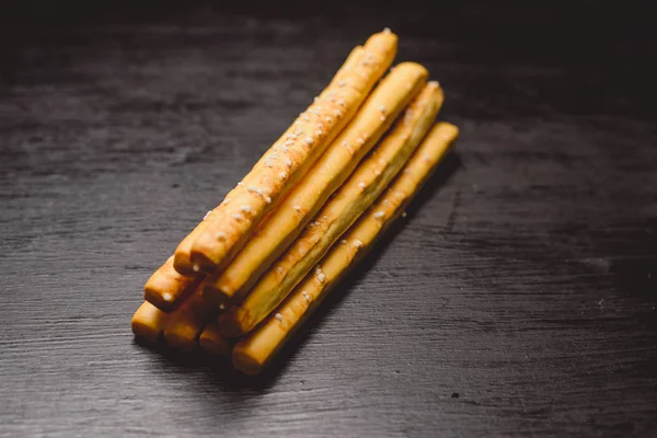 Traditionele Italiaanse Snack Brood Grissini Een Donkere Stenen Tafel Bovenaanzicht — Stockfoto