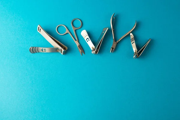 Conjunto Herramientas Para Manicura Cuidado Uñas Sobre Fondo Azul — Foto de Stock