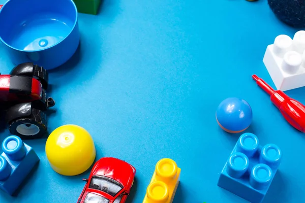 Çocuk oyuncakları ahşap arka planda. Üst Manzara. Düz yatıyordu. Metin için alanı kopyala