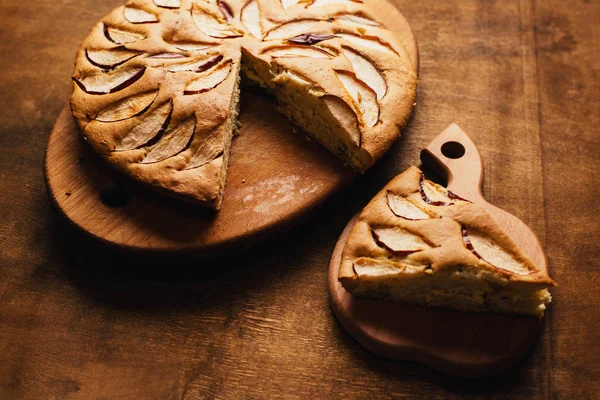 Elmalı turta tart, malzemeler - elma rustik ahşap zemin üzerine