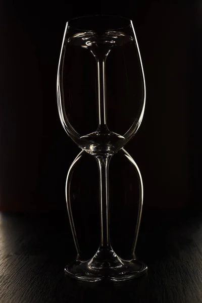 黒の背景にワインのためのガラス — ストック写真