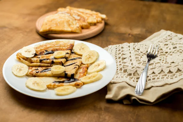 Muz ve çikolata plaka ile lezzetli gözleme