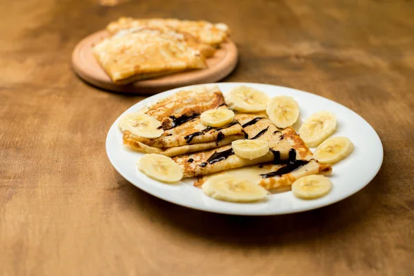 Вкусные Блины Бананом Шоколадом Тарелке — стоковое фото
