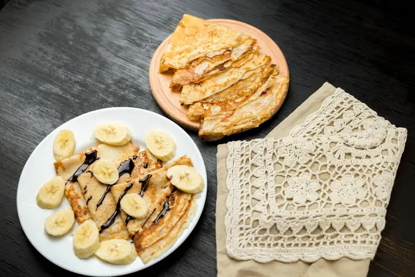 Muz ve çikolata plaka ile lezzetli gözleme