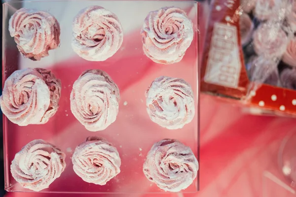 çikolata cupcakes ve diğer tatlılar/şekerler, iyi ki doğdun kavramı ile lezzetli tatlı büfesi tarafından dekore edilmiş