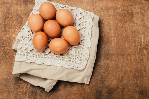 rustik peçete ahşap arka plan üzerinde kahverengi yumurta yakın çekim