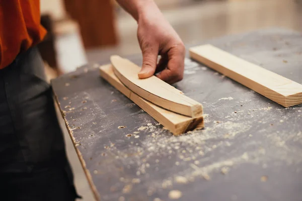 Geschnittenes Bild Eines Tischlers Der Der Werkstatt Mit Holz Arbeitet — Stockfoto