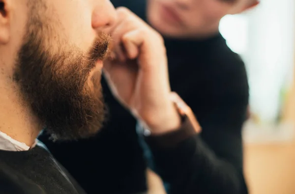 Imagem Cortada Barbeiro Fazendo Barba Homem Salão — Fotografia de Stock