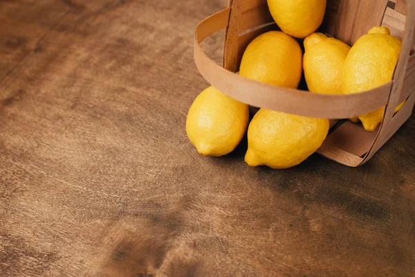 Желтые Лимоны Корзине Деревянном Фоне — стоковое фото