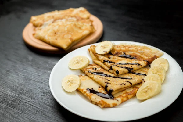 Muz ve çikolata plaka ile lezzetli gözleme