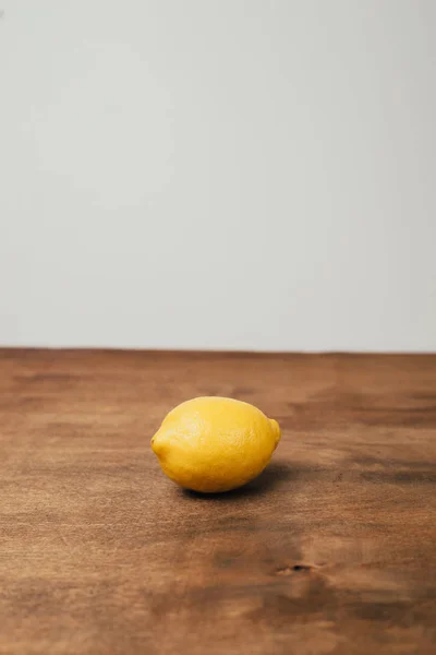 Jaune Citron Coloré Sur Table Bois Horizontale — Photo