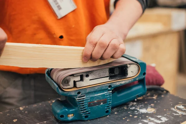 Mann Schleift Holz Mit Schleifer Werkstatt — Stockfoto