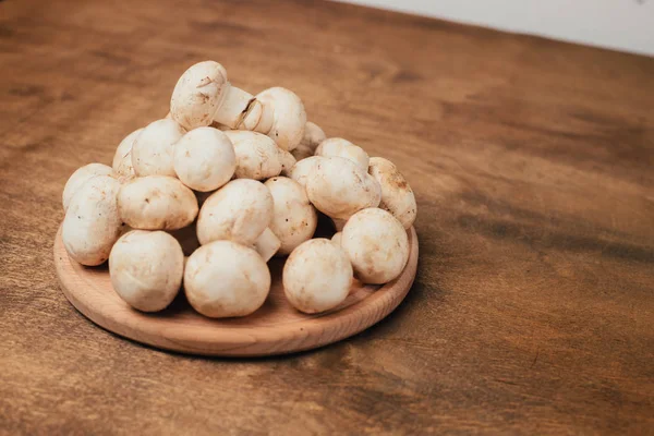 Ahşap masa üzerinde üstten görünüm mantar. Kopya alanı.