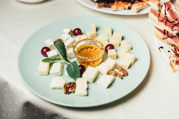 çeşitli atıştırmalıklar ile sunulan tablo görünümünü kadar olay kutlamaları sırasında kapatın