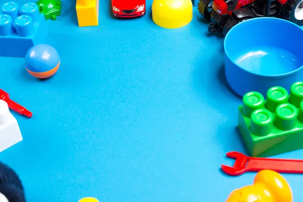 Çocuk oyuncakları ahşap arka planda. Üst Manzara. Düz yatıyordu. Metin için alanı kopyala