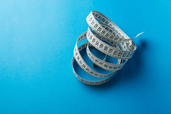 mavi arka plan, minimalist kavramı üzerinde ölçüm bant üstten görünüm