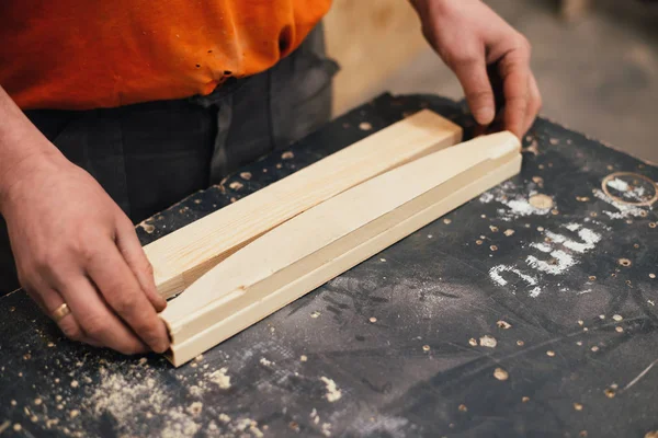 Geschnittenes Bild Eines Tischlers Der Der Werkstatt Mit Holz Arbeitet — Stockfoto