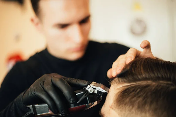 Imagem Cortada Barbeiro Fazendo Corte Cabelo Homem Salão — Fotografia de Stock