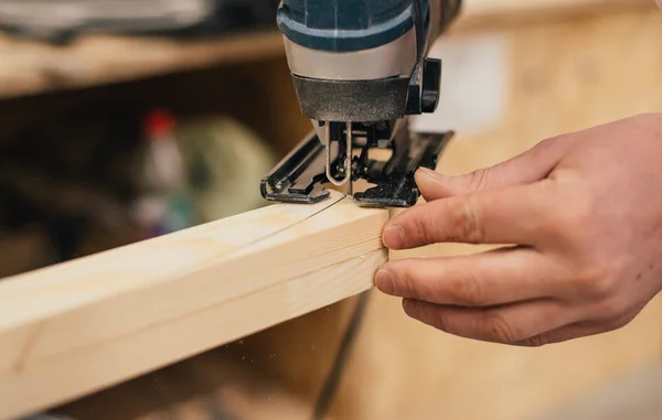 Hombre Lijando Una Madera Con Lijadora Taller — Foto de Stock