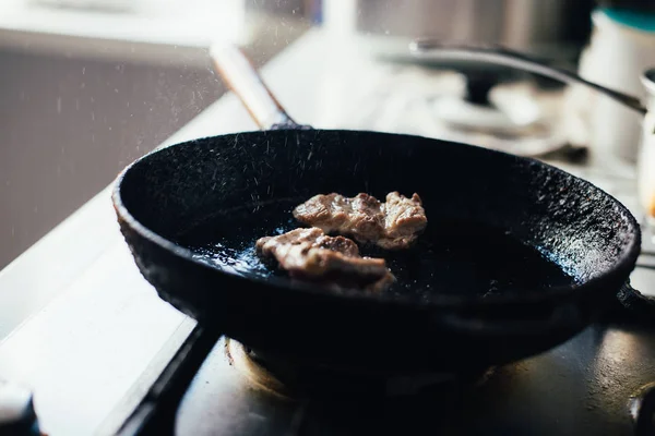 在平底锅煎牛排 — 图库照片