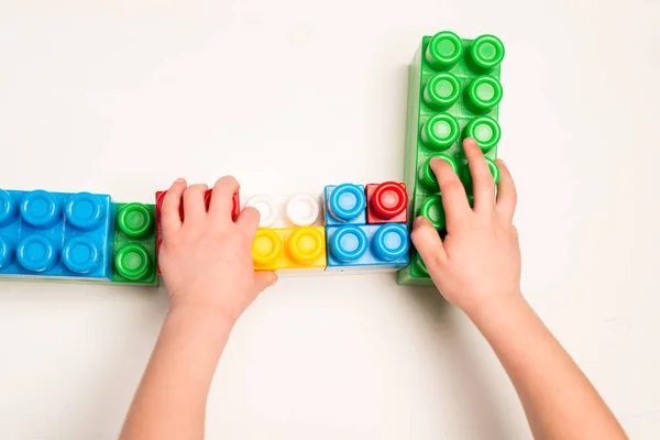 Mãos Criança Brincando Com Tijolos Plásticos Coloridos — Fotografia de Stock