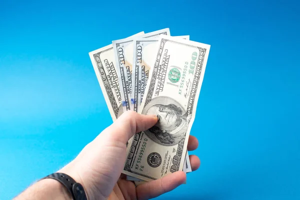 Dollar Der Hand Auf Blauem Hintergrund — Stockfoto