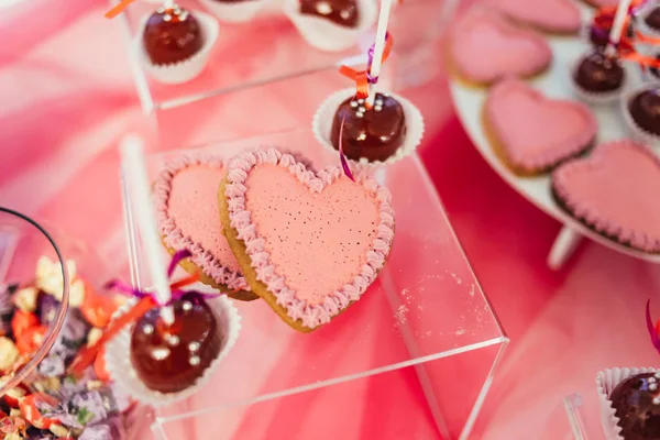 çikolata cupcakes ve diğer tatlılar/şekerler, iyi ki doğdun kavramı ile lezzetli tatlı büfesi tarafından dekore edilmiş