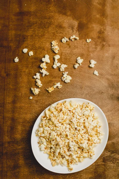 Patlamış mısır yemek ile. Ahşap masa.